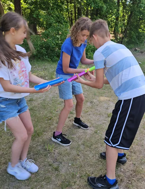 Dzieci podczas gry terenowej